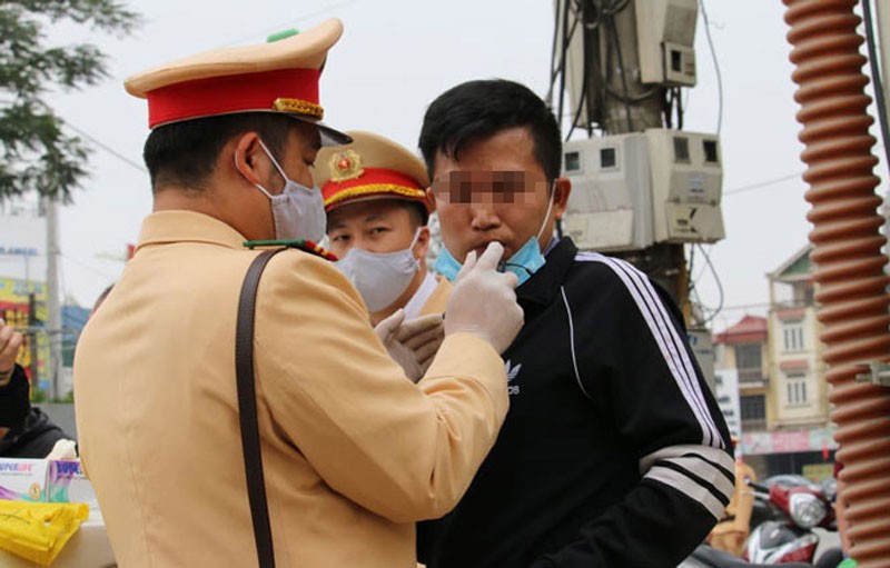 Cảnh sát giao thông Hà Nội kiểm tra nồng độ cồn đối với người điều khiển phương tiện tham gia giao thông.