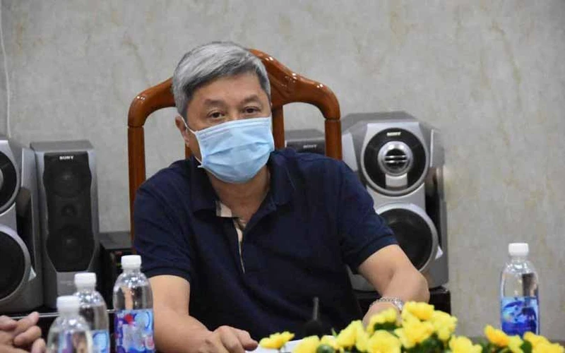 Thứ trưởng Y tế Nguyễn Trường Sơn, Tổ trưởng Tổ thường trực đặc biệt của Bộ Y tế họp giao ban sáng 15-2.