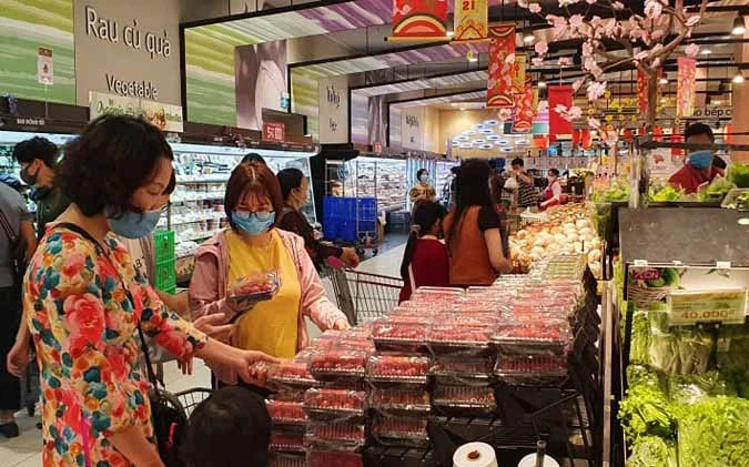 Người dân Hà Nội mua sắm tại siêu thị Aeon Long Biên trong ngày đầu năm mới.