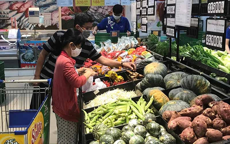 Người dân mua rau, củ, quả, rau xanh tại siêu thị Co.opmart Quang Trung (quận Gò Vấp) sáng 15-2.