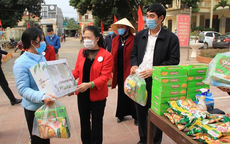 Trao quà tặng người dân có hoàn cảnh khó khăn trong Chương trình “Chợ Tết nhân đạo” năm 2021 tại tỉnh Thanh Hóa.