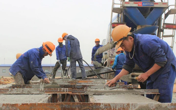 Công nhân đúc cọc bê-tông phục vụ thi công hạng mục cầu tại dự án cao tốc bắc - nam đoạn Mai Sơn - quốc lộ 45.