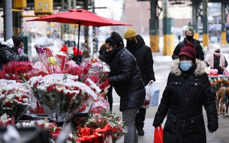 Người dân mua hoa trong ngày lễ tình yêu 14-2, tại TP New York, Mỹ. (Ảnh: Reuters)