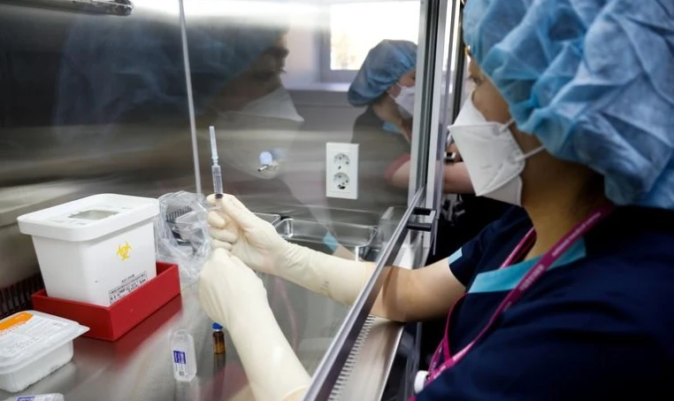 Diễn tập thử nghiệm tiêm chủng vaccine ngừa Covid-19 tại trung tâm tiêm chủng Covid-19 ở Seoul, Hàn Quốc, ngày 9-2. Ảnh: Reuters.