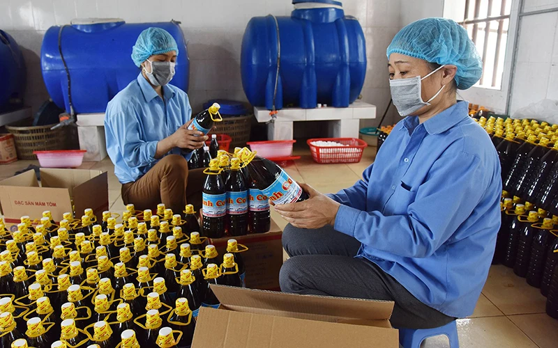 Đóng gói sản phẩm nước mắm tại Công ty cổ phần Chế biến hải sản Nam Định (tỉnh Nam Định). Ảnh: TRẦN QUỐC