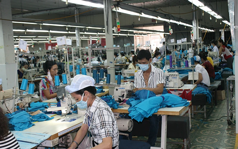 Sản xuất hàng may mặc xuất khẩu tại Công ty cổ phần Đồng Tiến, TP Biên Hòa (Đồng Nai).