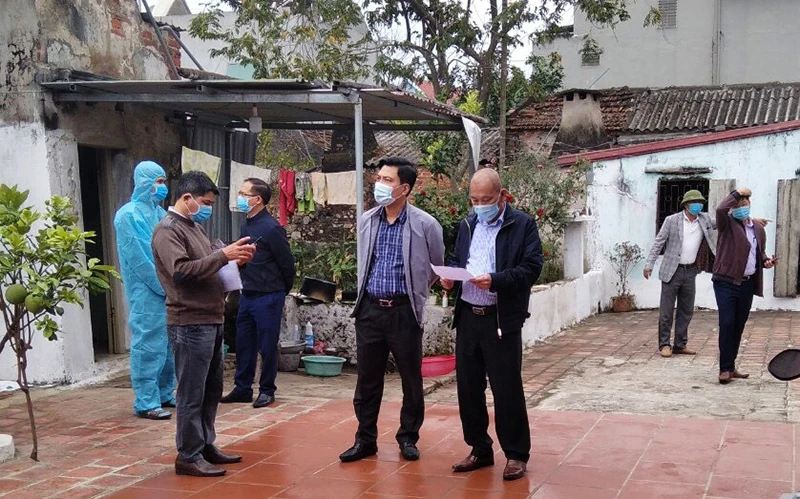 Đoàn công tác của Sở y tế Thanh Hóa điều tra, hướng dẫn phòng chống dịch tại nhà F1 ở xã Thiệu Quang, huyện Thiệu Hóa.