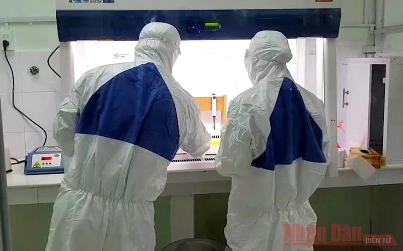Xét nghiệm sàng lọc SARS-CoV-2 tại Khoa xét nghiệm Bệnh viện đa khoa tỉnh Bình Thuận. Ảnh: Đình Châu.
