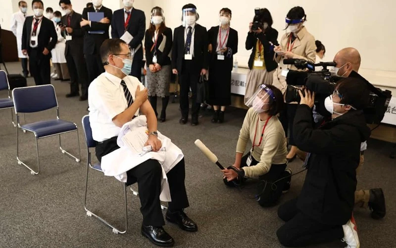 Giám đốc Trung tâm Y tế Tokyo, ông Kazuhiro Araki, phát biểu trước báo giới sau khi tiêm mũi vaccine đầu tiên. (Ảnh: Getty Images)