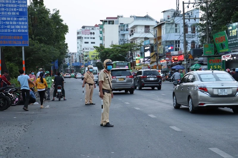 Lực lượng Cảnh sát giao thông TP Hồ Chí Minh tăng cường tuần tra, điều tiết giao thông ở các khu vực cửa ngõ khi người dân quay trở lại thành phố làm việc