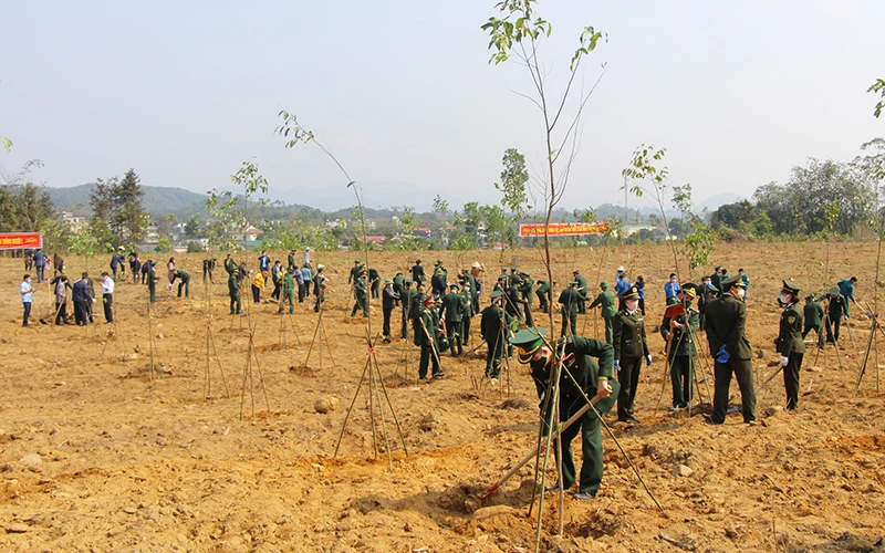 Lực lượng vũ trang và nhân dân các xã biên giới TP Móng Cái (Quảng Ninh) trồng cây tại lễ phát động Tết trồng cây năm 2021.Ảnh: THU CHUNG