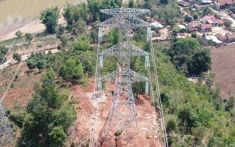Ðường dây 500 kV mạch 3 đang được các đơn vị nhà thầu xây lắp gấp rút thi công.