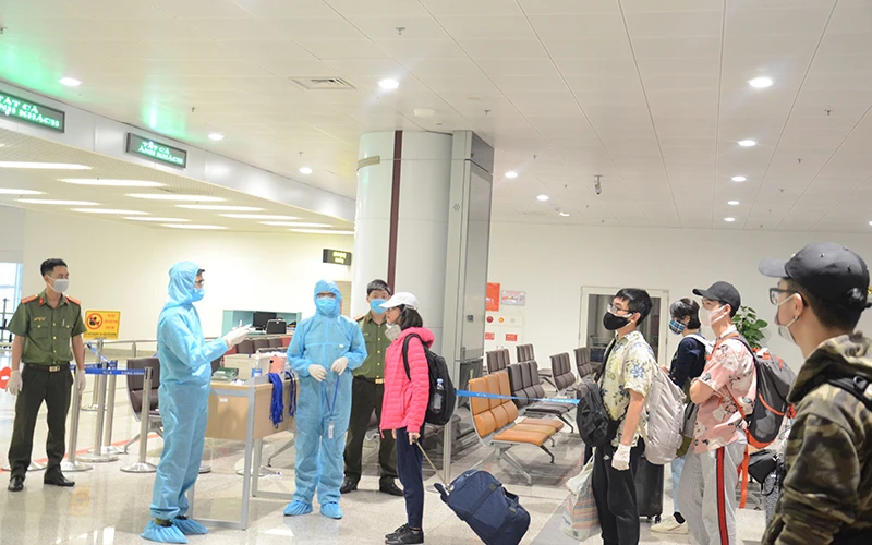 Công an cửa khẩu Cảng hàng không quốc tế Nội Bài kiểm tra an ninh đối với hành khách trong mùa dịch.