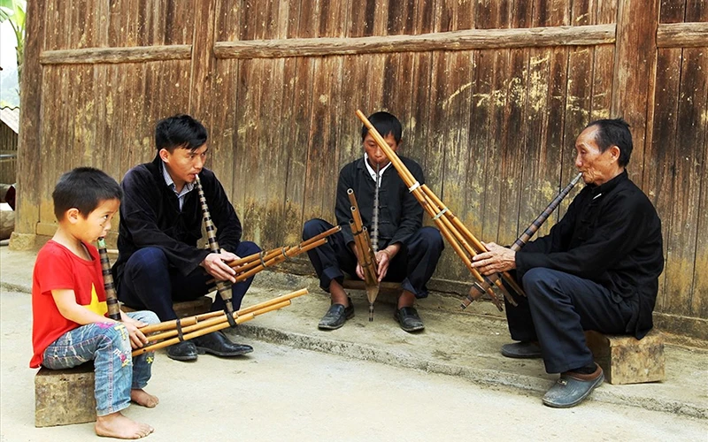 Nghệ nhân ưu tú Thào A Dín truyền dạy khèn H’Mông cho lớp trẻ.
