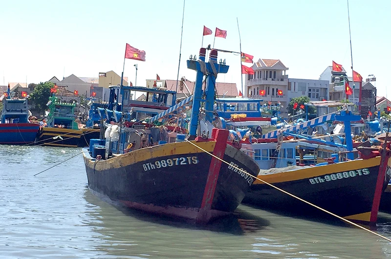 Tàu cá BTh 98972 Ts do ông Dương Quốc Tuấn trú phường Phú Tài, TP Phan Thiết làm thuyền trưởng đã cứu vớt và đưa hai ngư dân trên tàu cá bị chìm vào bờ.