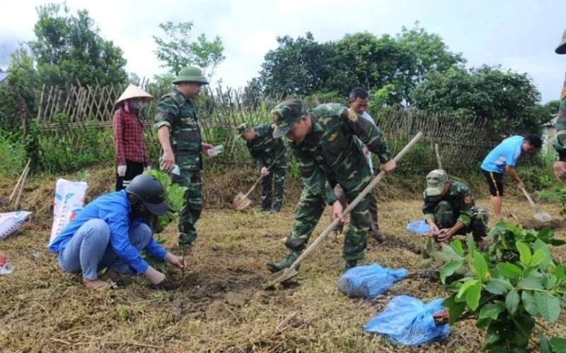 Cán bộ, chiến sĩ Đồn Biên phòng Pò Hèn giúp người dân thôn Lục Chắn xây dựng vườn mẫu.