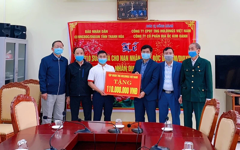 Đại diện Công ty Cổ phần đầu tư TNG Holdings Việt Nam trao trặng số tiền tài trợ cho Hội nạn nhân chất độc da cam/Dioxin tỉnh Thanh Hóa.
