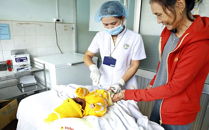 Triển khai tiêm vắc-xin viêm gan B sơ sinh tại Trung tâm Y tế huyện Đắk Đoa (Gia Lai).