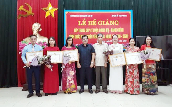 Lãnh đạo Trường Chính trị Nguyễn Văn Cừ trao bằng tốt nghiệp cho các học viên lớp Trung cấp lý luận - hành chính huyện Yên Phong. Ảnh: THẾ HÙNG