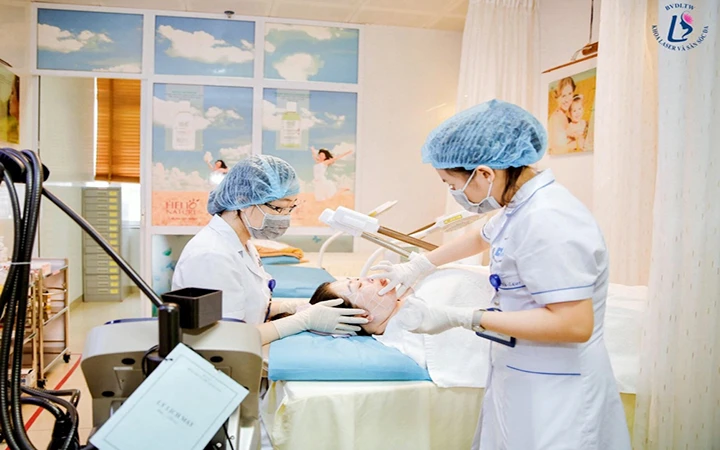 Các bác sĩ Bệnh viện Da liễu Trung ương sử dụng công nghệ HIFU để nâng cơ mặt, trẻ hóa cho khách hàng.
