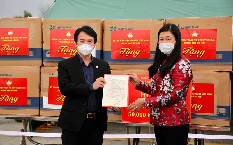 Lãnh đạo Thành phố Hà Nội trao tặng tiền và khẩu trang y tế hỗ trợ tỉnh Hải Dương. Ảnh: THƯ KỲ