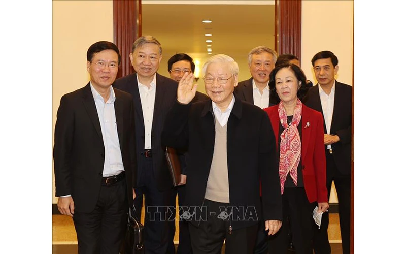Tổng Bí thư, Chủ tịch nước Nguyễn Phú Trọng và các đồng chí Bộ Chính trị, Ban Bí thư đến dự phiên họp. (Ảnh: TTXVN)