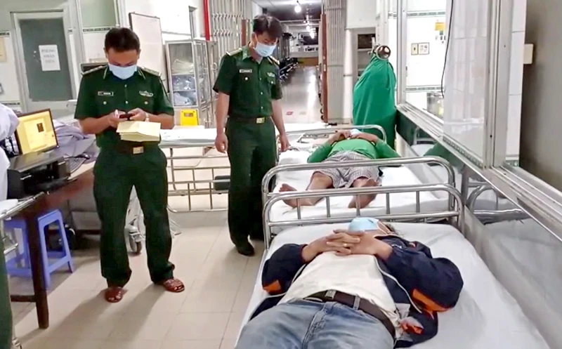 Hai nạn nhân được đưa tới Bệnh viện đa khoa tỉnh Bình Thuận để chăm sóc y tế và theo dõi sức khỏe.