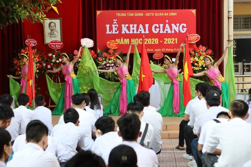 Học viên Trung tâm GDNN-GDTX quận Ba Đình biểu diễn văn nghệ trong Lễ khai giảng (Ảnh minh hoạ)