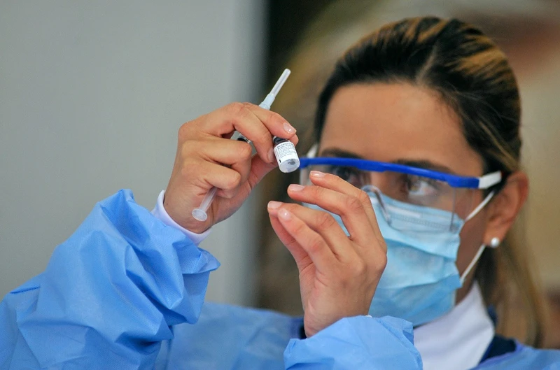 Nhân viên y tế Colombia chuẩn bị một liều vaccine ngừa Covid-19 của Pfizer-BioNTech vào ngày 18-2. Ảnh: Getty Images.