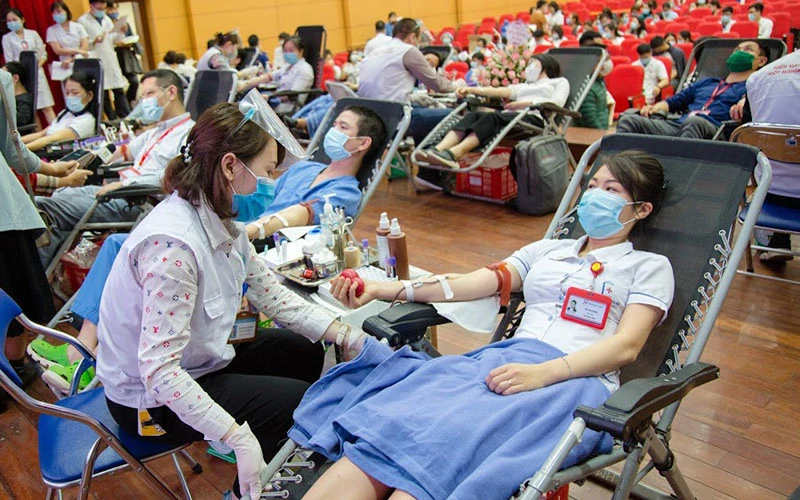 Hàng trăm cán bộ y tế tham gia hiến máu sáng 19-2.