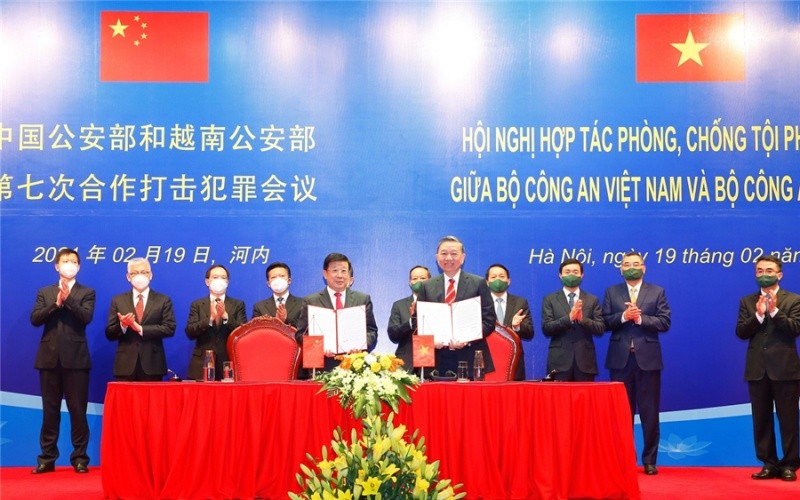 Bộ trưởng Công an hai nước ký kết và trao Biên bản Hội nghị.