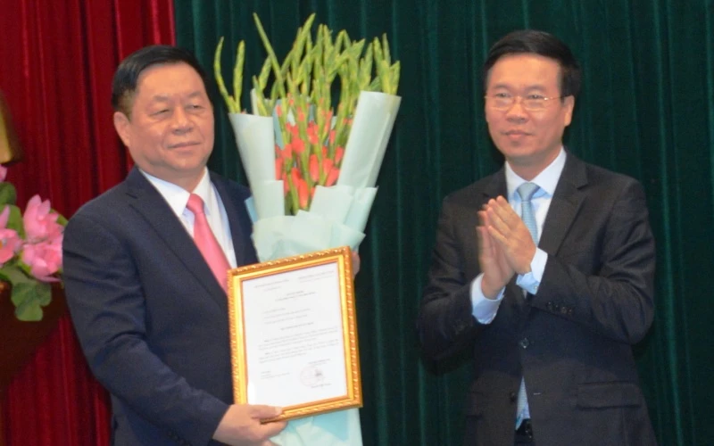 Đồng chí Võ Văn Thưởng trao quyết định, tặng hoa và chúc mừng đồng chí Nguyễn Trọng Nghĩa được Bộ Chính trị phân công giữ chức Trưởng Ban Tuyên giáo T.Ư. 