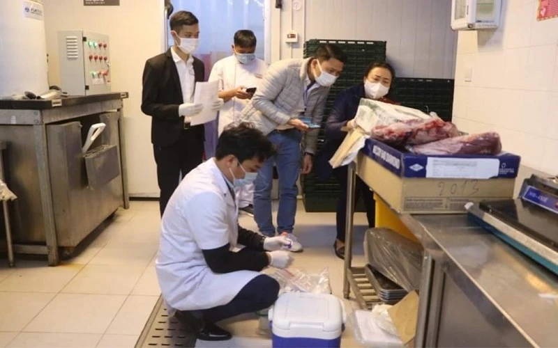 Các chuyên gia y tế đang lấy mẫu trên bề mặt bao bì thực phẩm đông lạnh nhập khẩu để xét nghiệm SARS-CoV-2.
