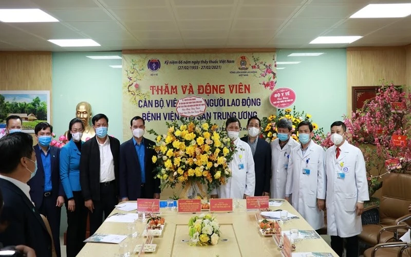 Chủ tịch Tổng LĐLĐ Việt Nam Nguyễn Đình Khang tặng quà đội ngũ y bác sĩ Bệnh viện Phụ sản T.Ư.