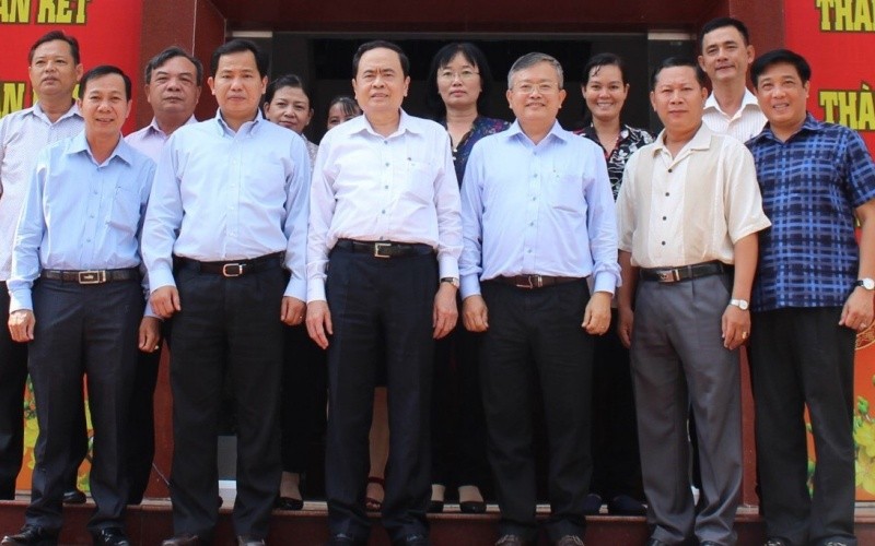 Đồng chí Trần Thanh Mẫn (giữa) cùng với các cán bộ Ủy ban MTTQ Việt Nam TP Cần Thơ.