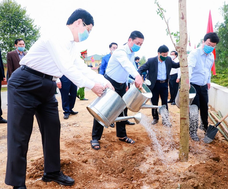 Lãnh đạo tỉnh Nghệ An và đoàn viên thanh niên tham gia trồng cây dọc tuyến đường vào Khu Lăng mộ Vua Mai, ở thị trấn Nam Đàn. (Ảnh: Thành Duy)