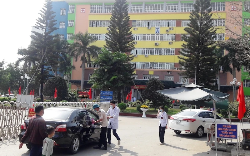 Phân luồng, hướng dẫn phòng chống dịch từ khu vực cổng vào Bệnh viện nhi Thanh Hóa.