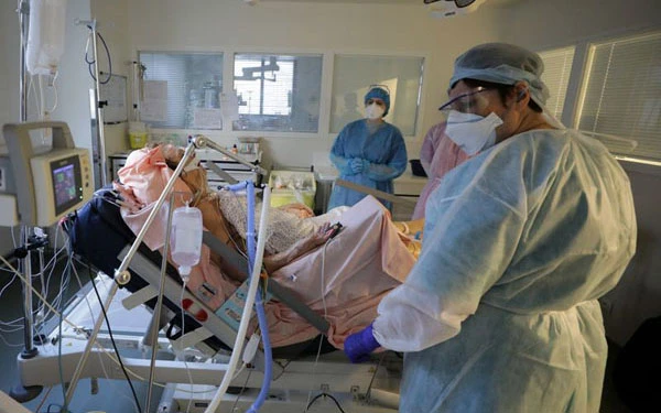 Điều trị bệnh nhân Covid-19 tại bênh viện. Ảnh: Reuters.