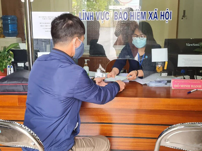 Tiếp nhận hồ sơ tại bộ phận "một cửa" BHXH thị xã Kinh Môn, tỉnh Hải Dương, sáng 19-2. (Ảnh:Tâm Trung)