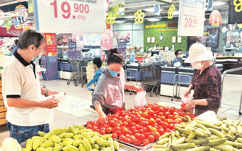 Người tiêu dùng mua rau, củ, quả tại siêu thị Co.opmart Nguyễn Kiệm (quận Phú Nhuận) sáng 16-2 (mồng 5 Tết Nguyên đán Tân Sửu 2021).