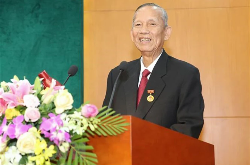 Nguyên Phó Thủ tướng Trương Vĩnh Trọng nhận huy hiệu 50 năm tuổi Đảng.