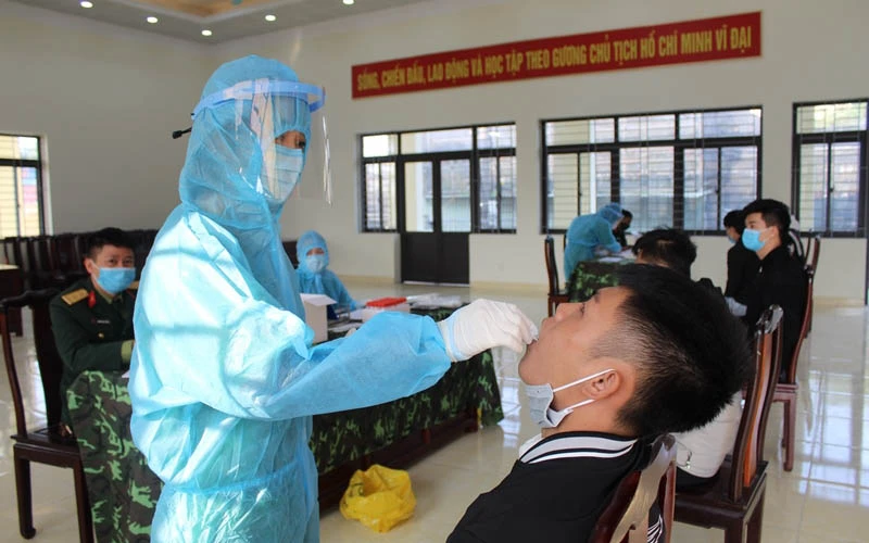 Lực lượng y tế lấy mẫu xét nghiệm Sars-CoV-2 cho các công dân ở TP Móng Cái chuẩn bị lên đường thực hiện nghĩa vụ quân sự. 
