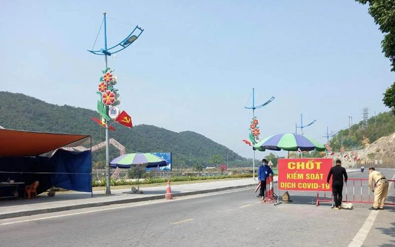 Các lực lượng chức năng tiến hành gỡ bỏ chốt kiểm soát dịch trên địa bàn huyện Vân Đồn - Quảng Ninh.