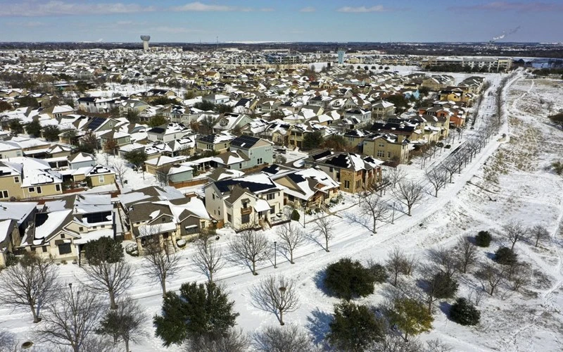 Tuyết bao phủ một khu dân cư tại TP Austin, bang Texas. (Ảnh: AP)