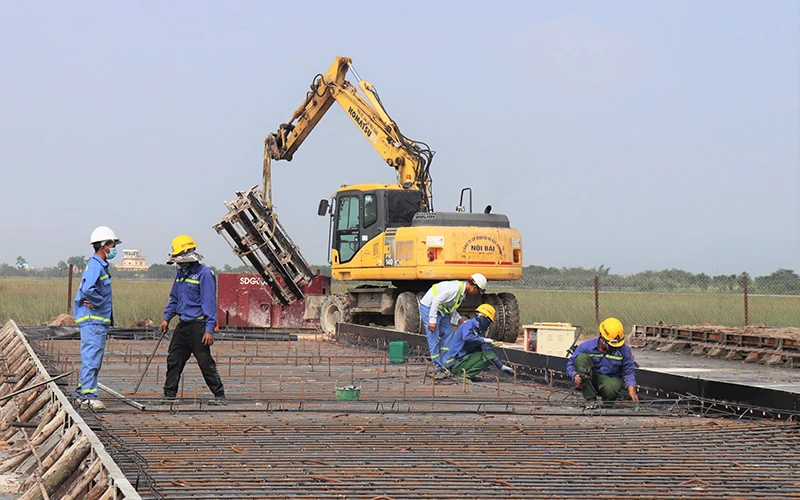 Công nhân thi công dự án sửa chữa đường băng sân bay Nội Bài ngay sau Tết Nguyên đán.