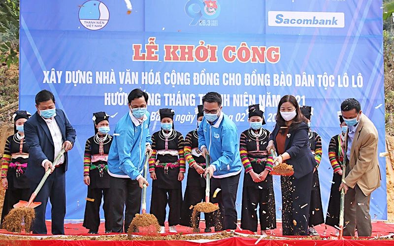 Phó Chủ tịch Thường trực T.Ư Hội LHTN Việt Nam Nguyễn Tường Lâm (ở giữa, hàng đầu trong ảnh) cùng đại diện lãnh đạo các đơn vị liên quan khởi công xây dựng Nhà văn hóa cộng đồng dân tộc Lô Lô. 