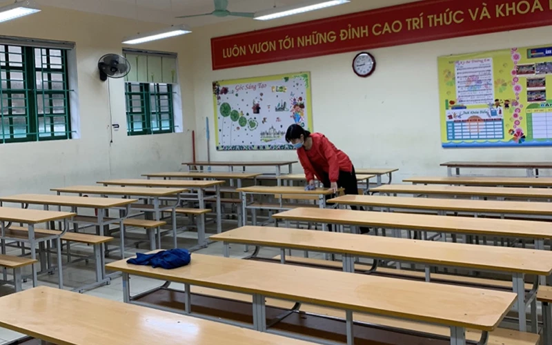Cán bộ, giáo viên trường THCS Kỳ Bá (TP Thái Bình) tổ chức tổng vệ sinh lớp học, sẵn sàng đón học sinh khối lớp 9 đến trường.