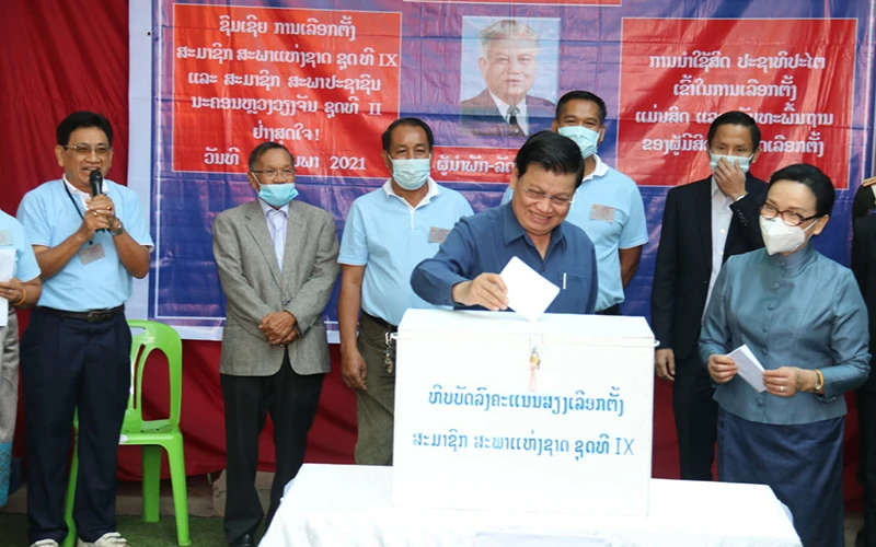 Tổng Bí thư, Thủ tướng Lào Thongloun Sisoulith bỏ phiếu tại khu vực bỏ phiếu phường Thaphalanxay, huyện Sisattanack, Thủ đô Vientiane. 