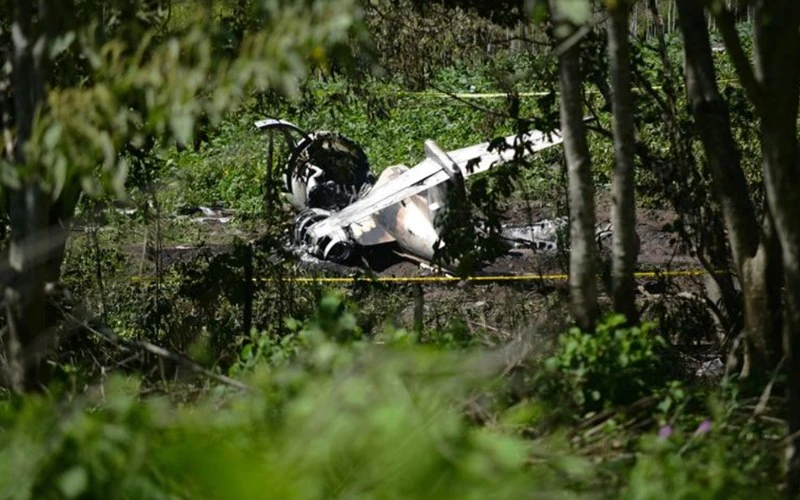 Mảnh vỡ máy bay của lực lượng không quân Mexico sau vụ tai nạn gần sân bay El Lencero, bang Veracruz, ngày 21-2. (Ảnh: Reuters)
