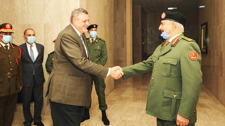 Đặc phái viên Jan Kubis tại cuộc gặp với Tướng Khalifa Haftar. Ảnh: AAWSAT
